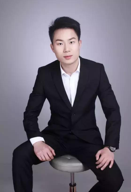 将热爱赋予设计，将设计写进生活，不羁爱挑战的黑马设计师