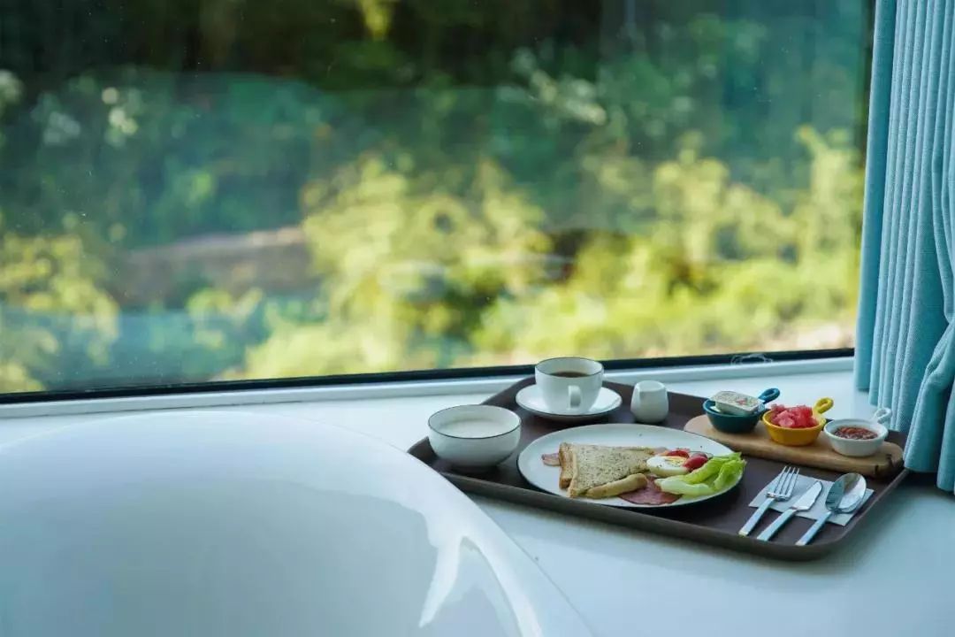 重回校园体验大学生,重回校园操场体验青春活力