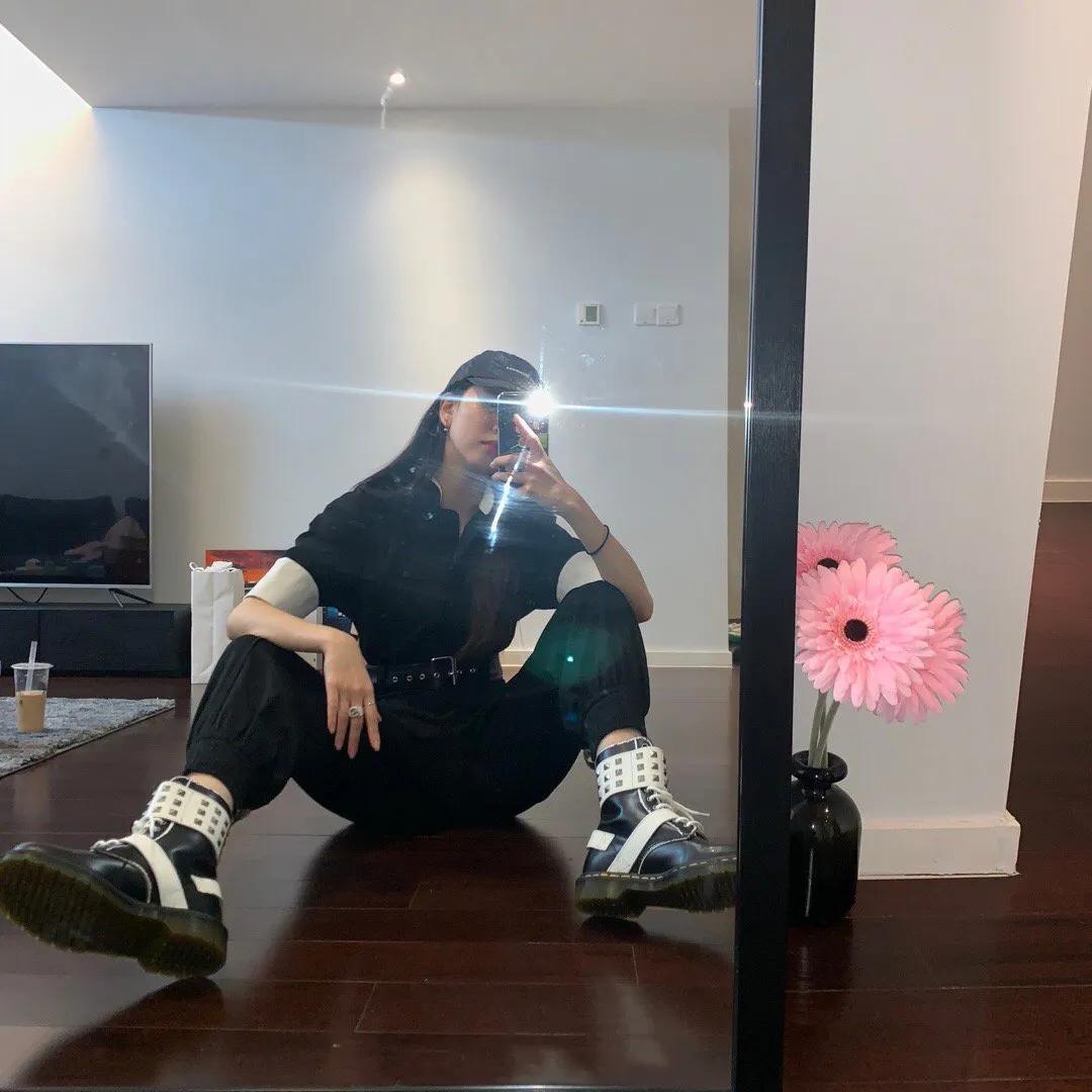 这才是马丁靴的正确穿搭,马丁靴这么穿太时髦了