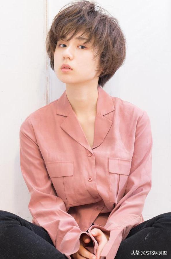 圆脸短发发型女2022新款减龄,大圆脸额头高女生适合的短发减龄