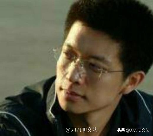 央视主持人康辉烫头,康辉烫头