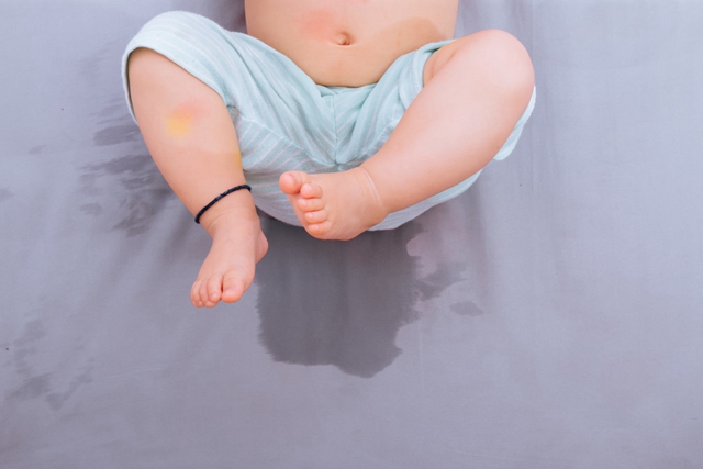 孩子无意识尿裤子怎样纠正,宝宝去学校后老尿裤子什么原因