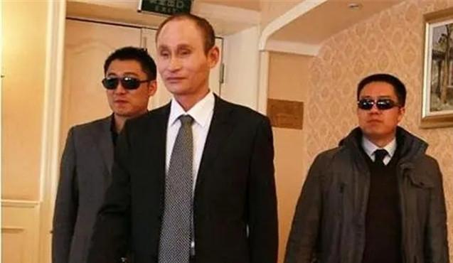 安徽网红老汉,安徽一农民长相酷似普京而走红