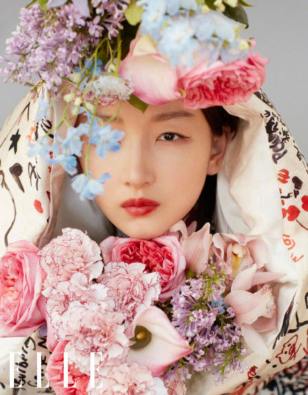 周冬雨最新一组封面大片,周冬雨红毯照曝光一身酷装