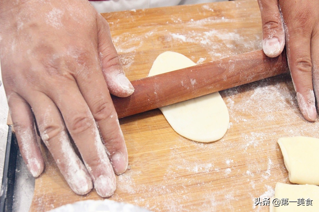 用面粉做的简单小吃无需酵母粉,红薯丝加面粉做法酥软
