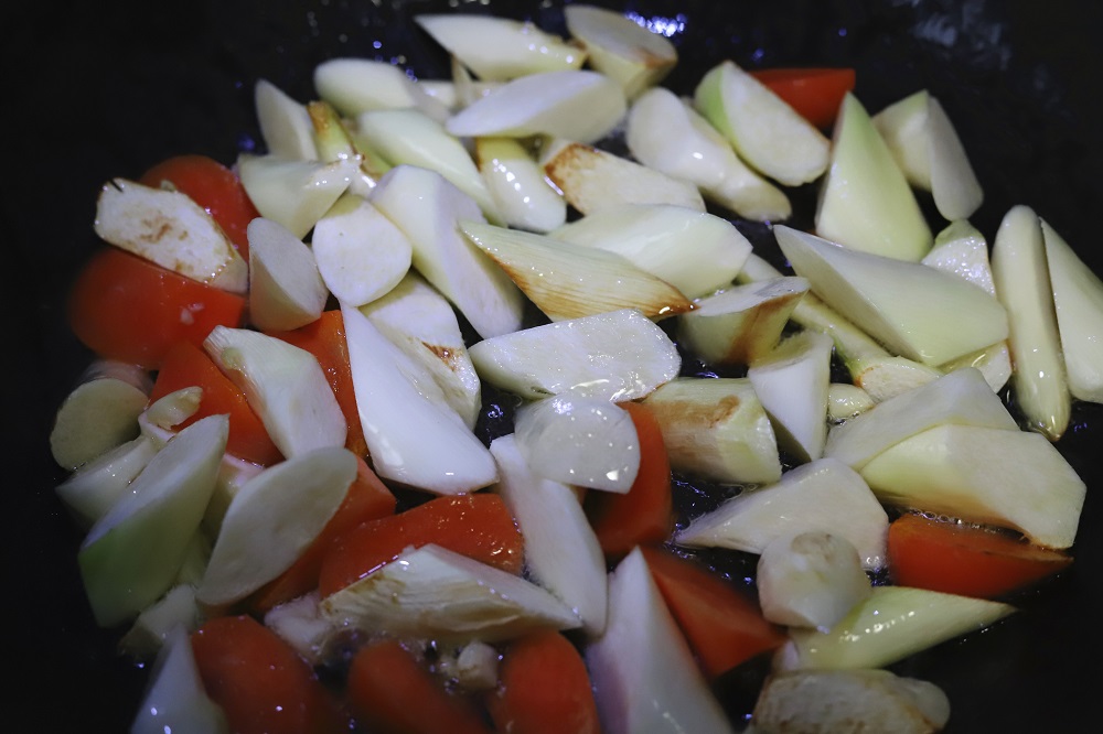 茭白里小黑点怎么吃,茭白有小黑点的家常做法