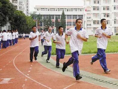 体育老师教正确跑步,1500米长跑最省力的跑步姿势