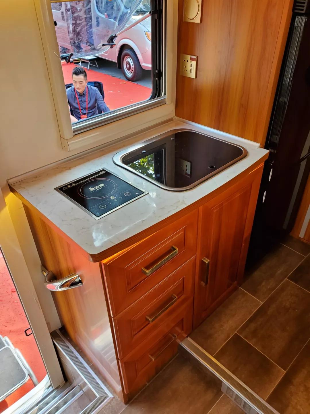 骏驰依维柯c型纵置床房车,2.98米的子母床c型依维柯房车