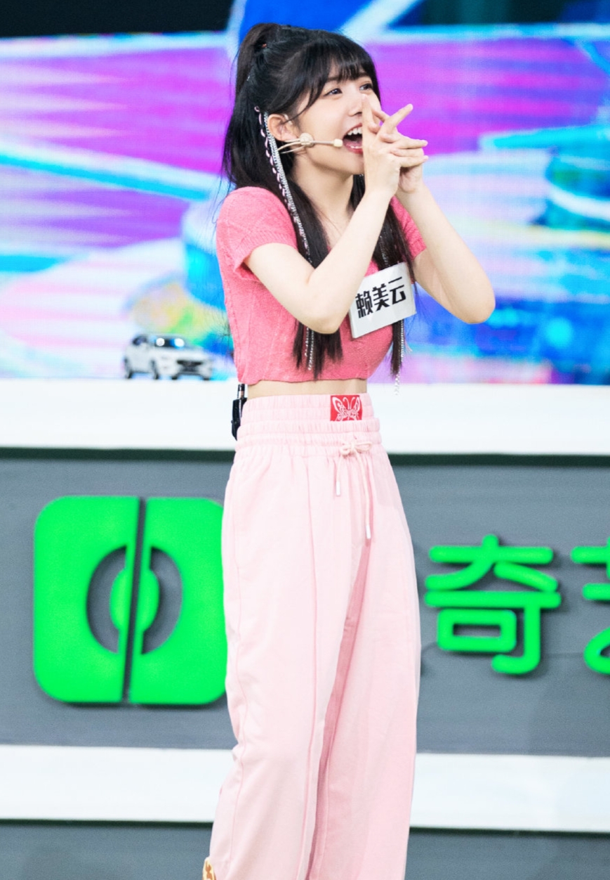 赖美云腿细的视频,赖美云穿露脐衣