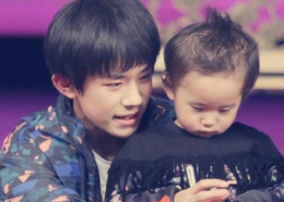 易烊千玺弟弟走秀完整版,易烊千玺弟弟走秀视频