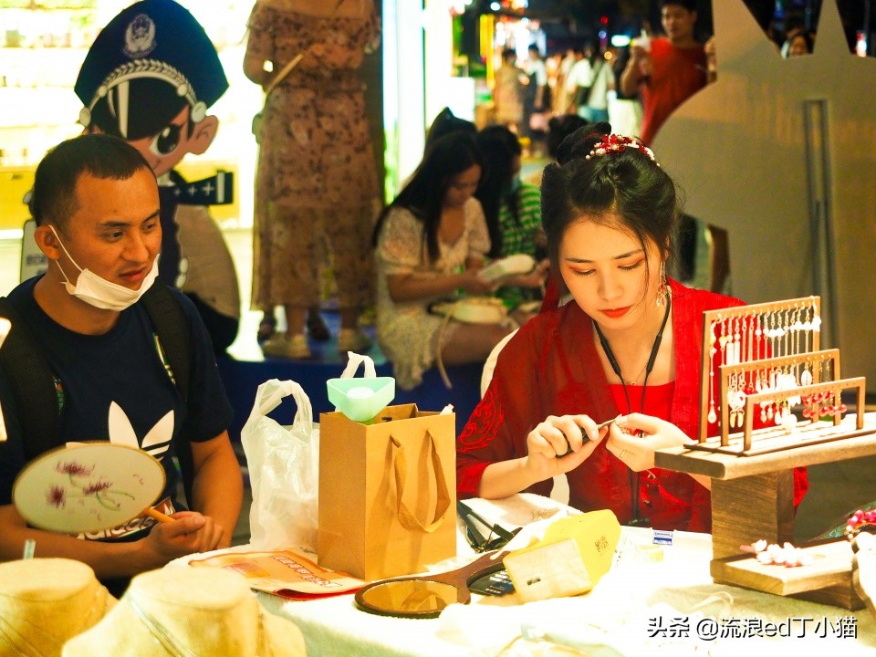 成都春熙路开黑集市,成都春熙路人山人海实拍