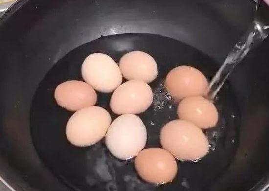 煮鸡蛋只加盐怎么入味,煮鸡蛋不散的正确方法开水里加盐