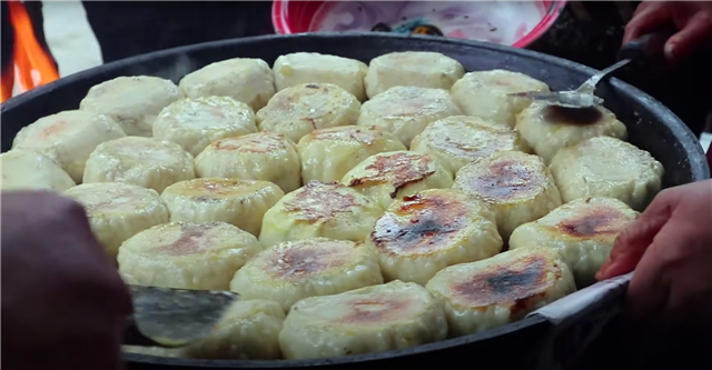 摆摊卖早餐最简单又好卖,夫妻街头卖早餐