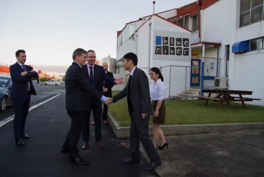 中国乳业超强父子兵来了！蓝河携“浪姐”张雨绮，要谋划一盘大棋