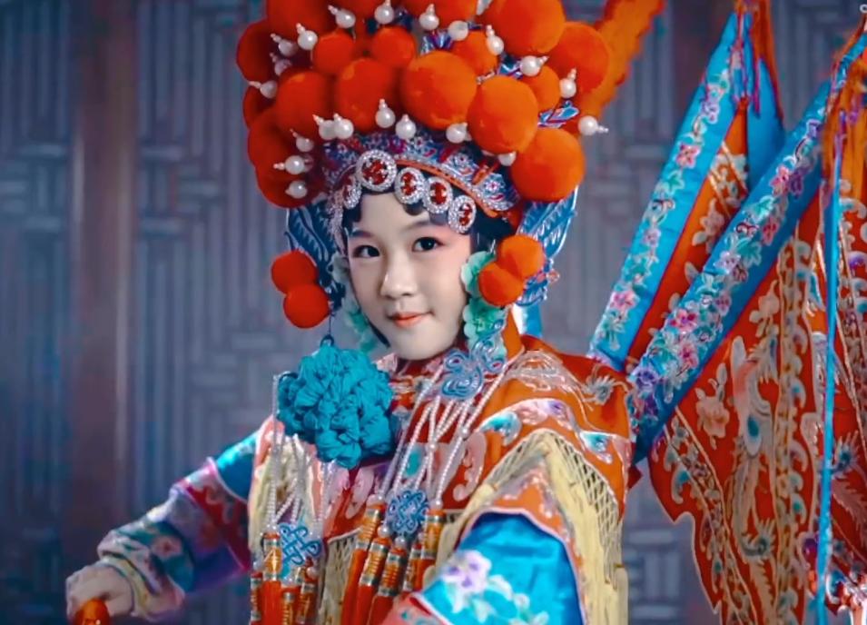 12岁星二代贝儿晒京剧扮相，一颦一笑充满韵味，网友：妩媚的陆毅