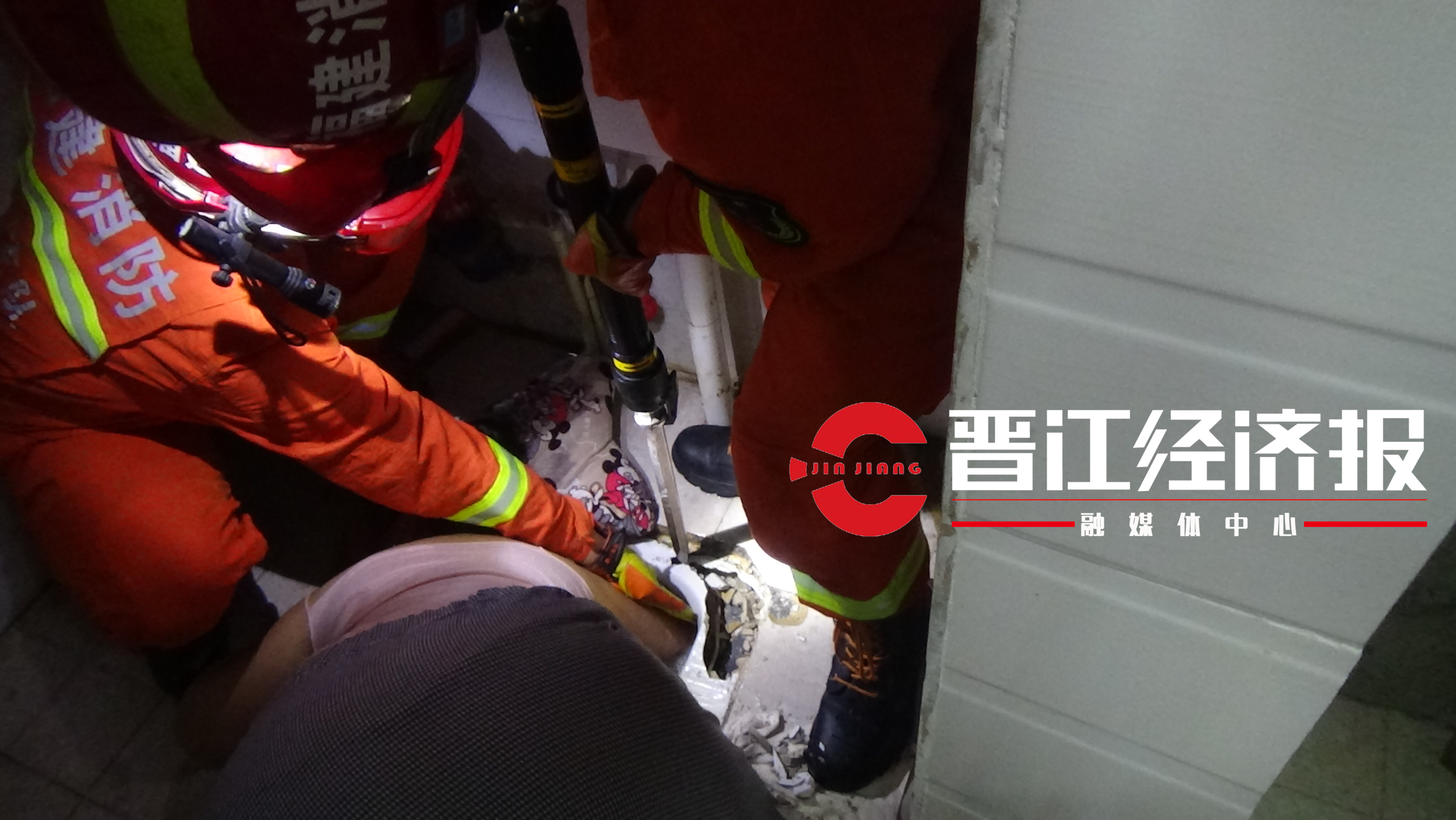 捡了肥皂丢了便池？女子为捡肥皂手卡便池不能动弹，幸亏盼来了“万能“”的...