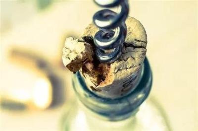 红酒塞断了开瓶方法,快速开红酒木塞断了小技巧