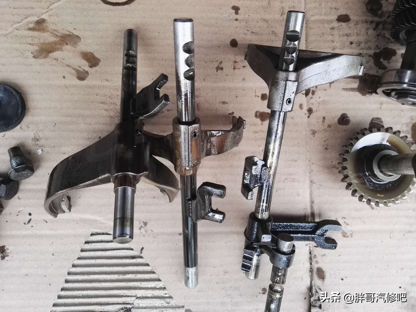 变速箱拆解全部过程,一个垫片搞定手动变速箱异响