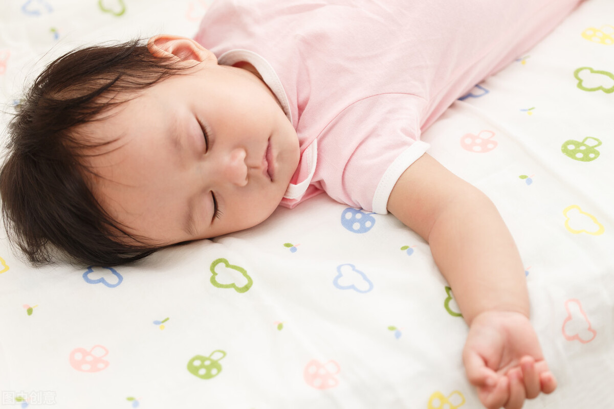 新生儿裹襁褓反而睡不好,新生儿裹襁褓作用
