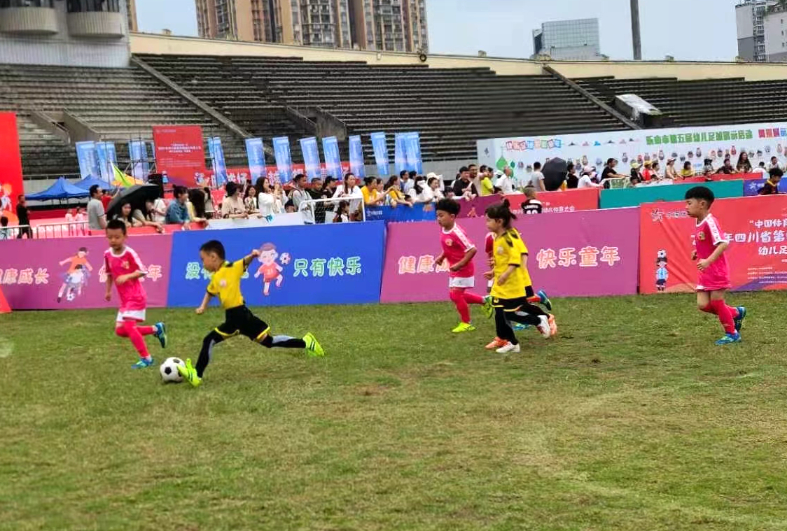 连胜两场彭山云堡幼儿园足球队出征省幼儿体育大会足球赛首战告捷