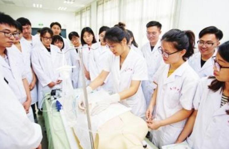 什么是“定向医学生”?免学费毕业包分配,过来人却表示宁愿没报