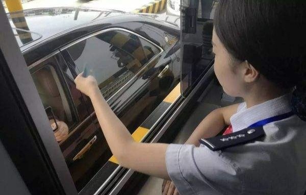 高速收费站的收费员是怎么进去的,高速收费站的收费员