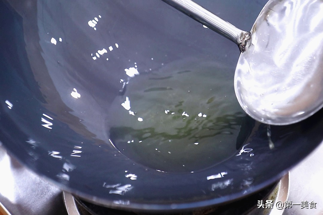 新铁锅开锅用不用擦锅底,新铁锅开锅别直接用火烧