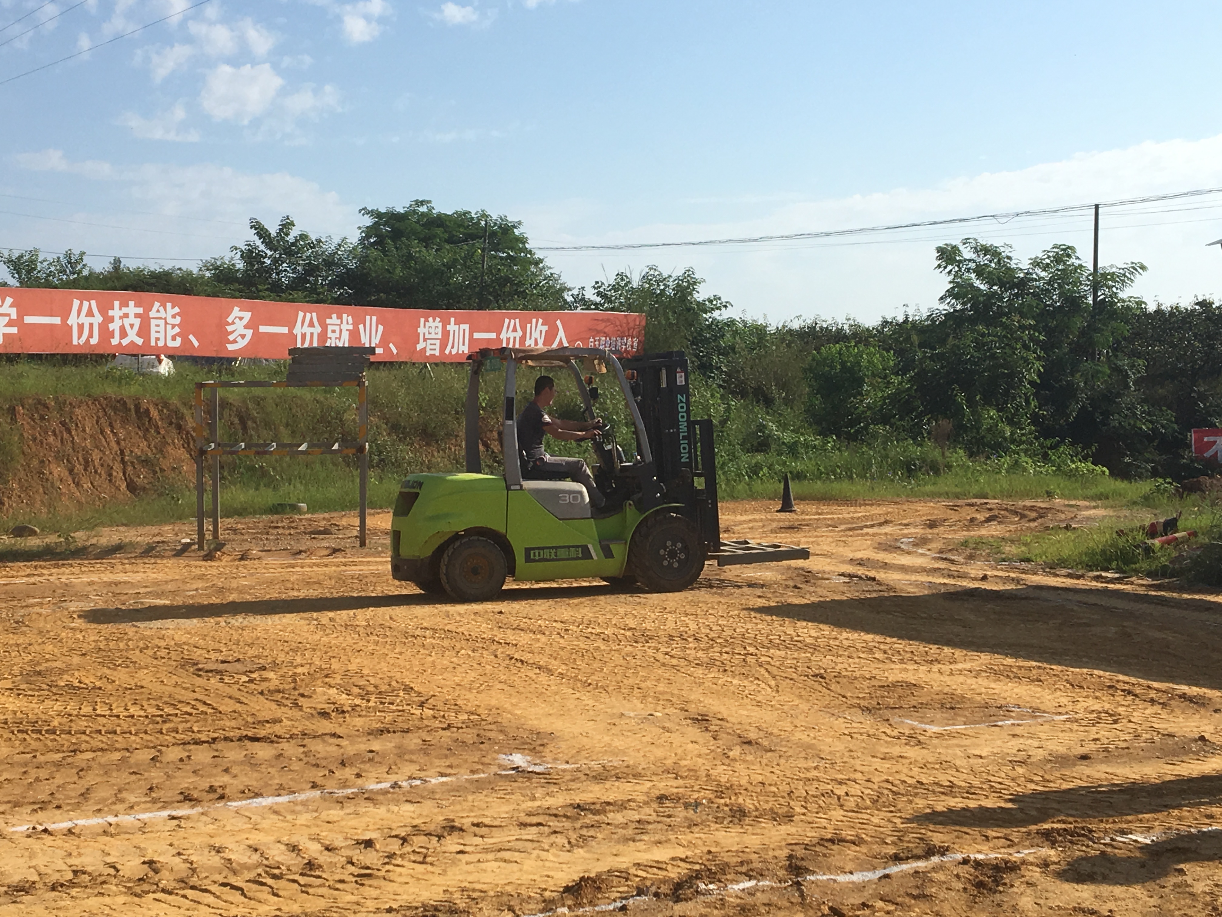 开叉车的安全隐患,开叉车危险程度高吗