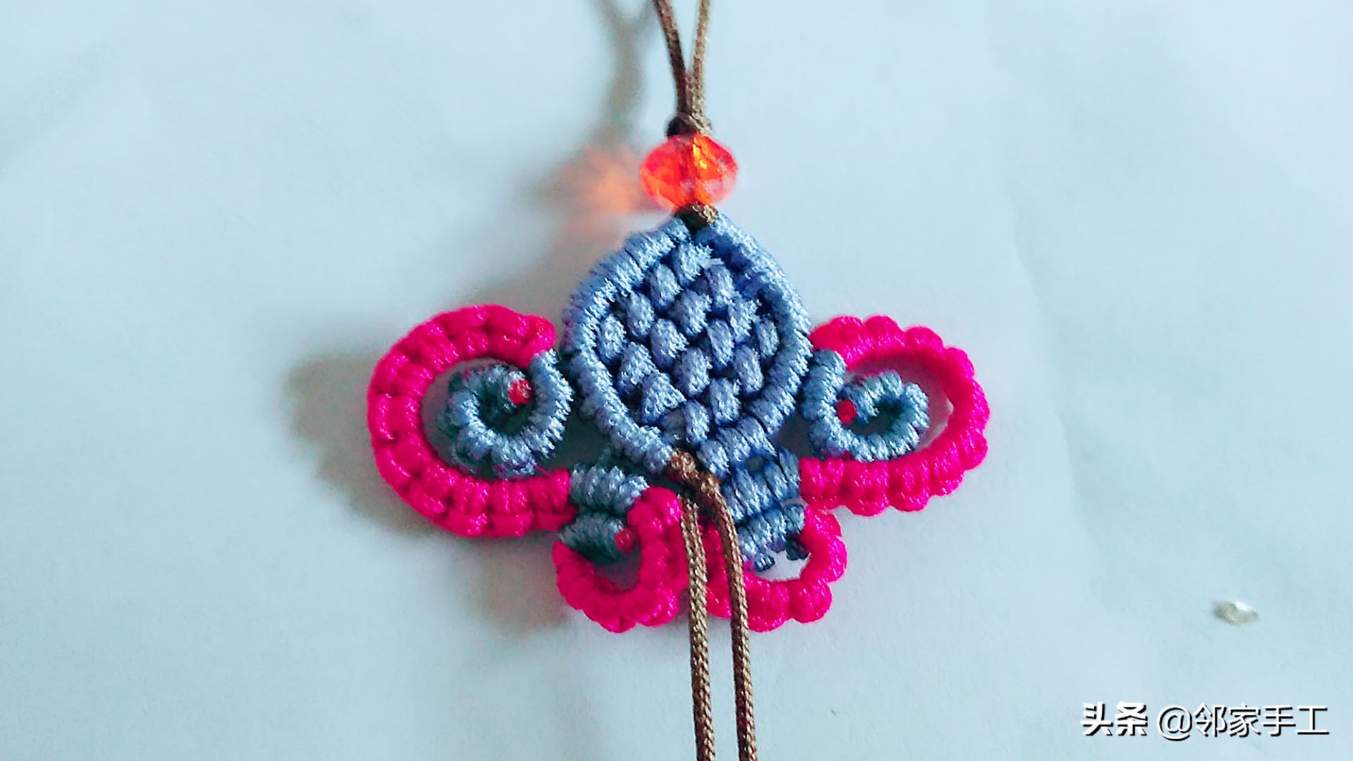 编蝴蝶手机挂件教程,带扣子的手机挂件编法