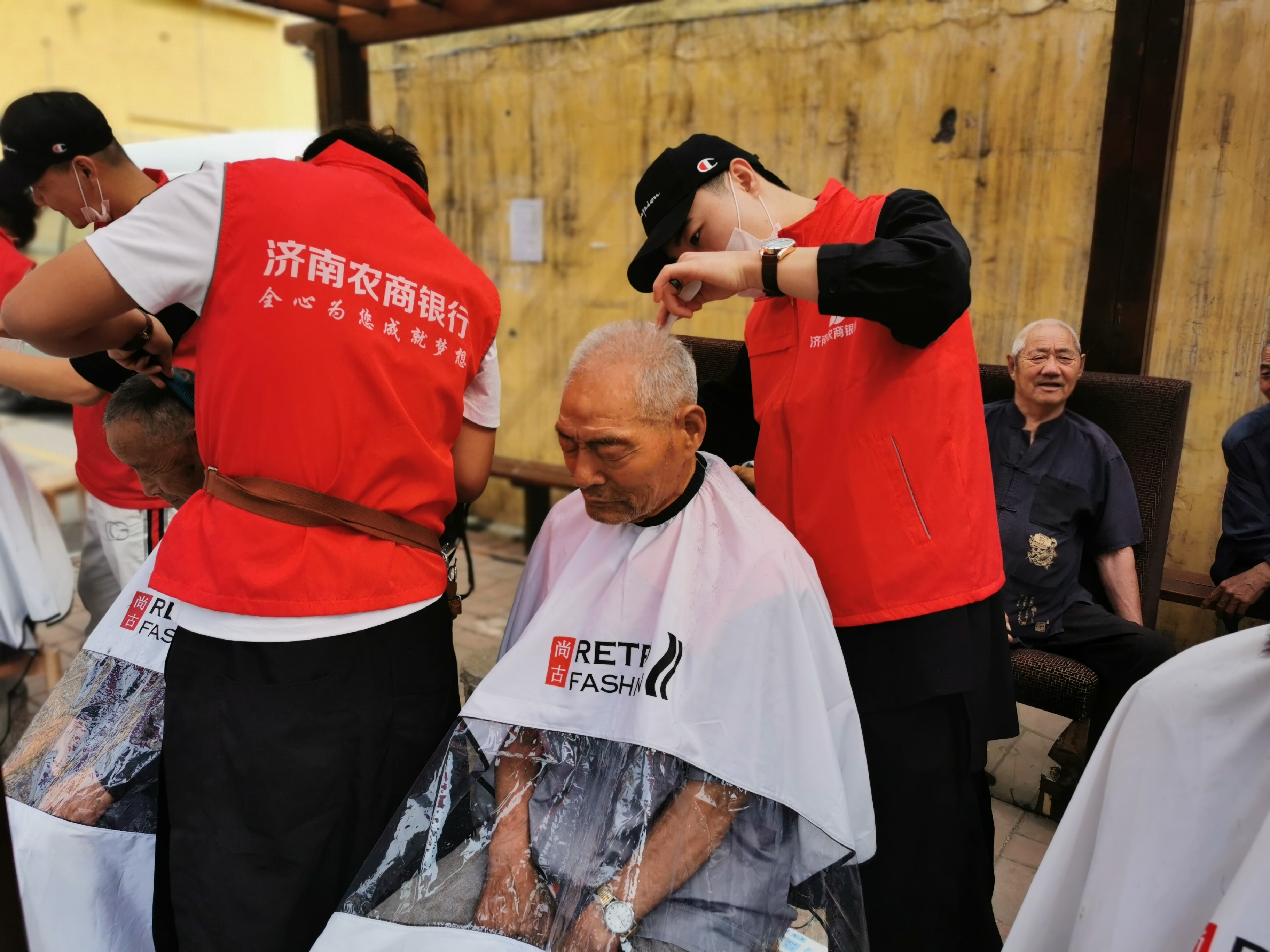 济南农商银行中井庄普惠金融宣传站开展爱心义剪父亲节志愿活动