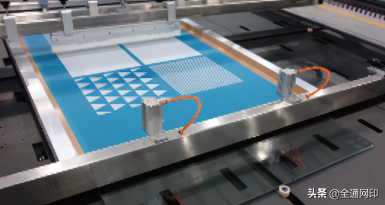 丝印油墨浓稠造成印刷模糊怎么办,丝印机刷出来不均匀怎么回事