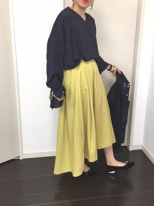 GU的衣服,藏青色u型显瘦上衣