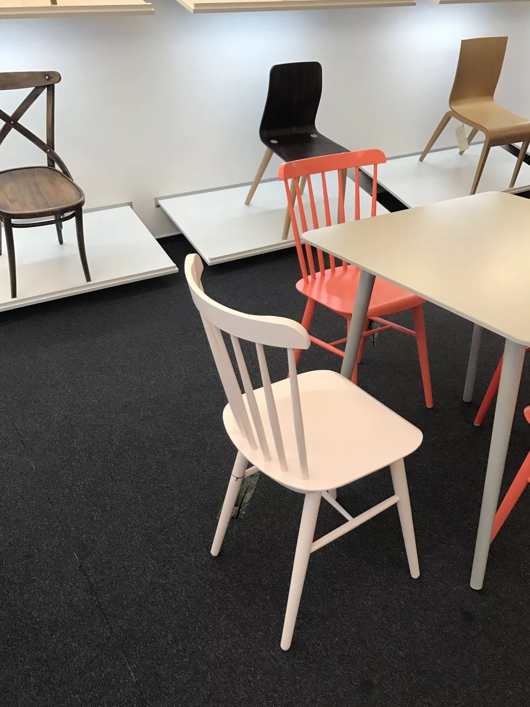 探访TON工厂看经典椅子背后的故事|疯狂24h我们去捷克干了啥?