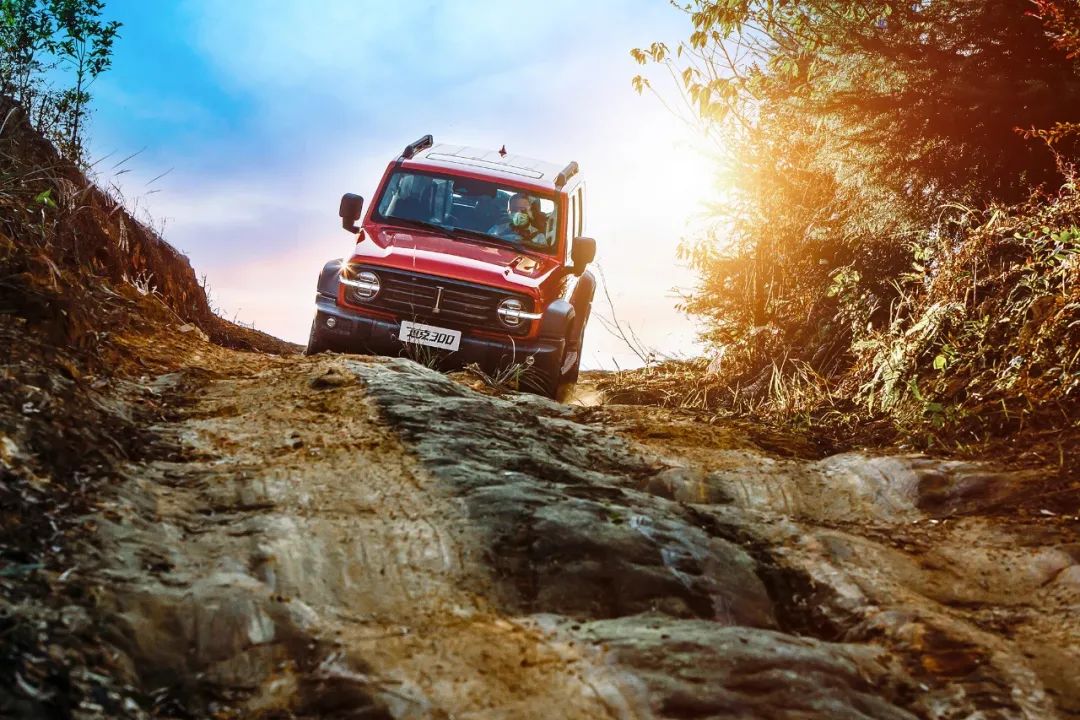 24款坦克300穿越版加速测试,坦克300和陆巡公路试驾对比