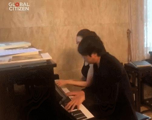 吉娜衣着宽松遮小腹,吉娜打底衫