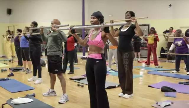 45岁健身身材犹如20岁少女,女子56岁健身如今身材惊艳