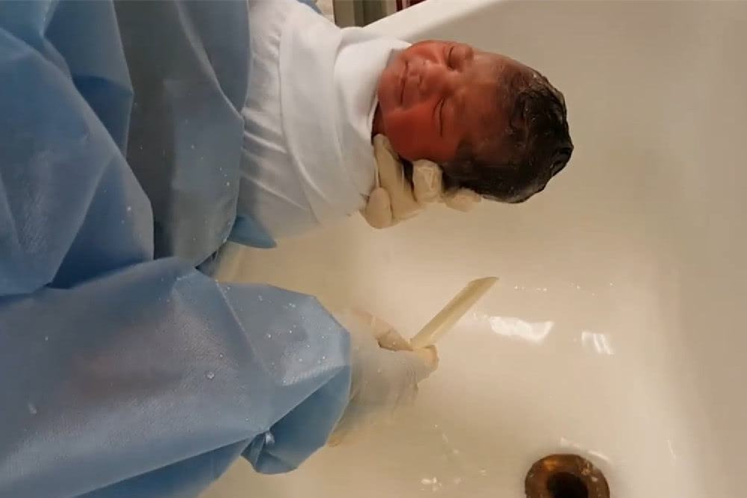 新生儿外出回家正确消毒方法,把新生儿递过来的技巧