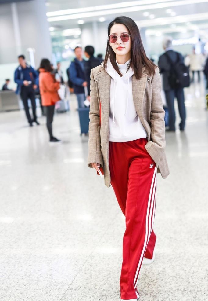 刘雯2021咖色卫衣,彪马黄色卫衣刘雯