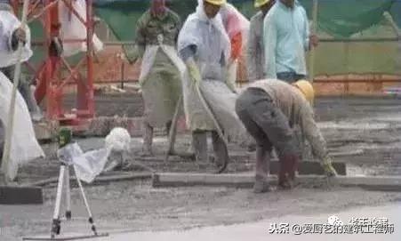 把控混凝土强度,浇混凝土板面平整的方法