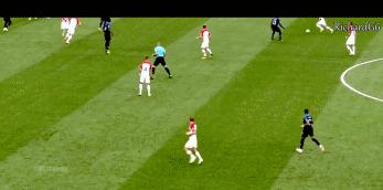 一个人扛着一支国家队足球,一个人扛着一支国家队