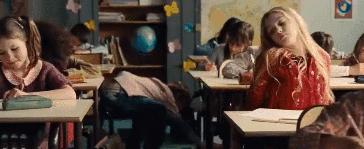 拍小孩视频事件,一个小孩被镜头拍到原视频