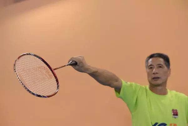 羽毛球如何学习正手发高远球,羽毛球新手怎么练习正手高远球