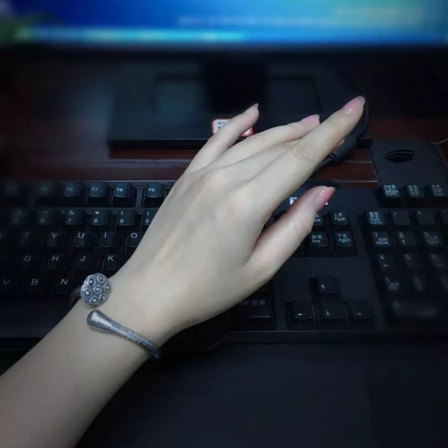 能一手戴一只银镯吗,戴一个银镯子太单调