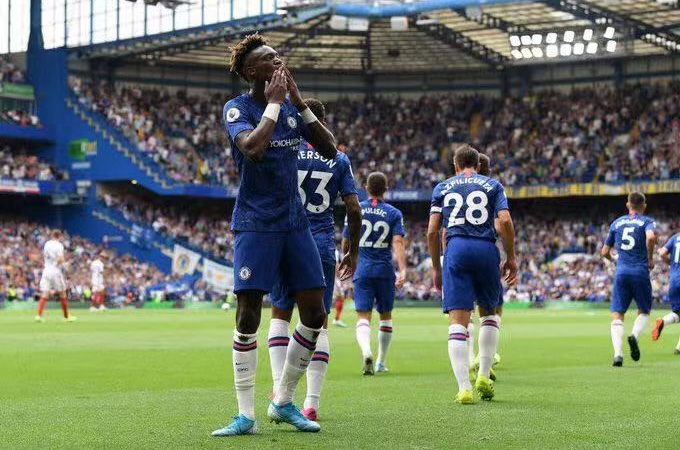 英超第4轮综述积分榜:红军蓝月再度发威红魔蓝军痛失好局