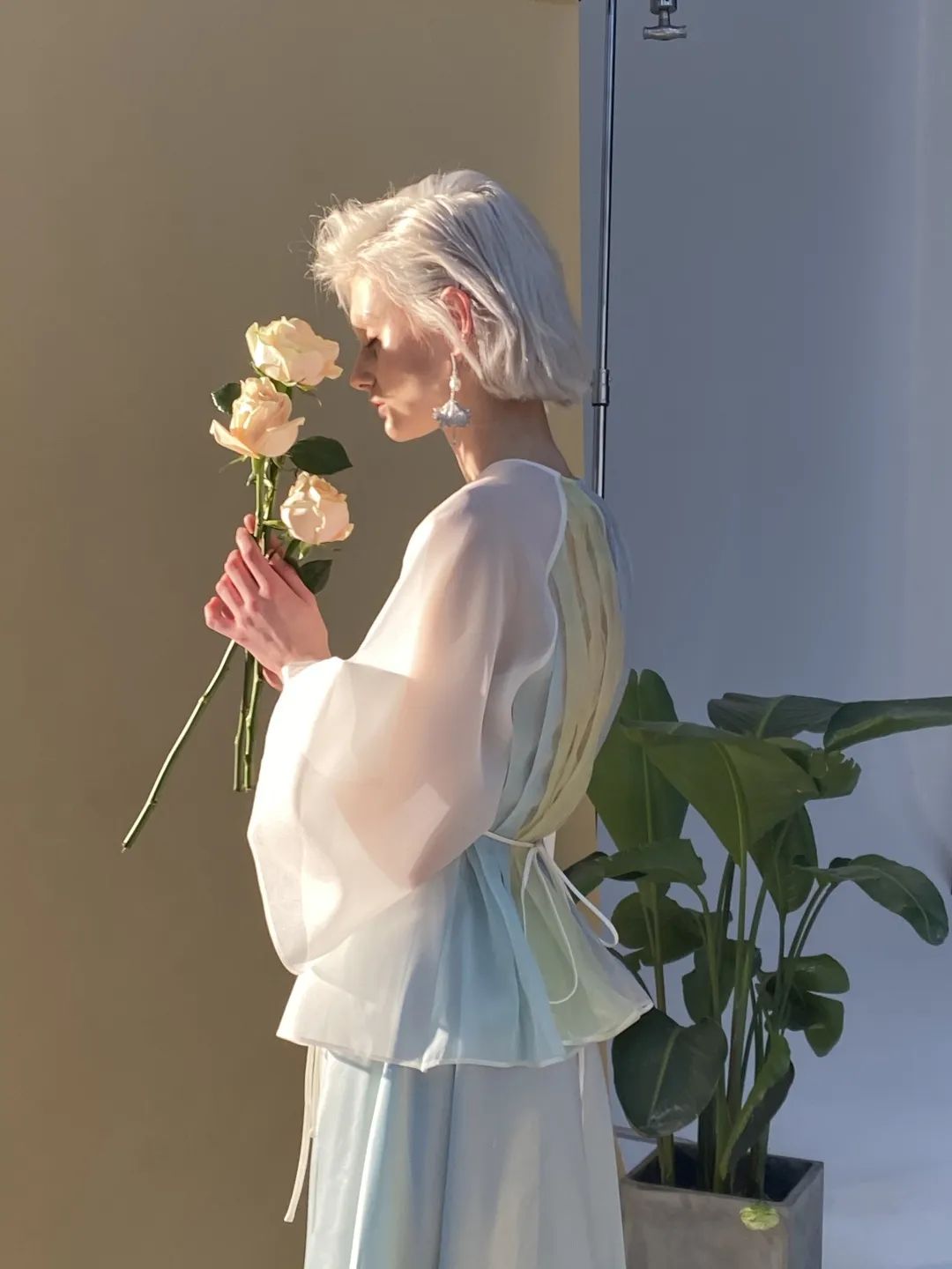 兰公子变身“巧手神探”百乐门老板娘｜纸上刺绣，别具匠心