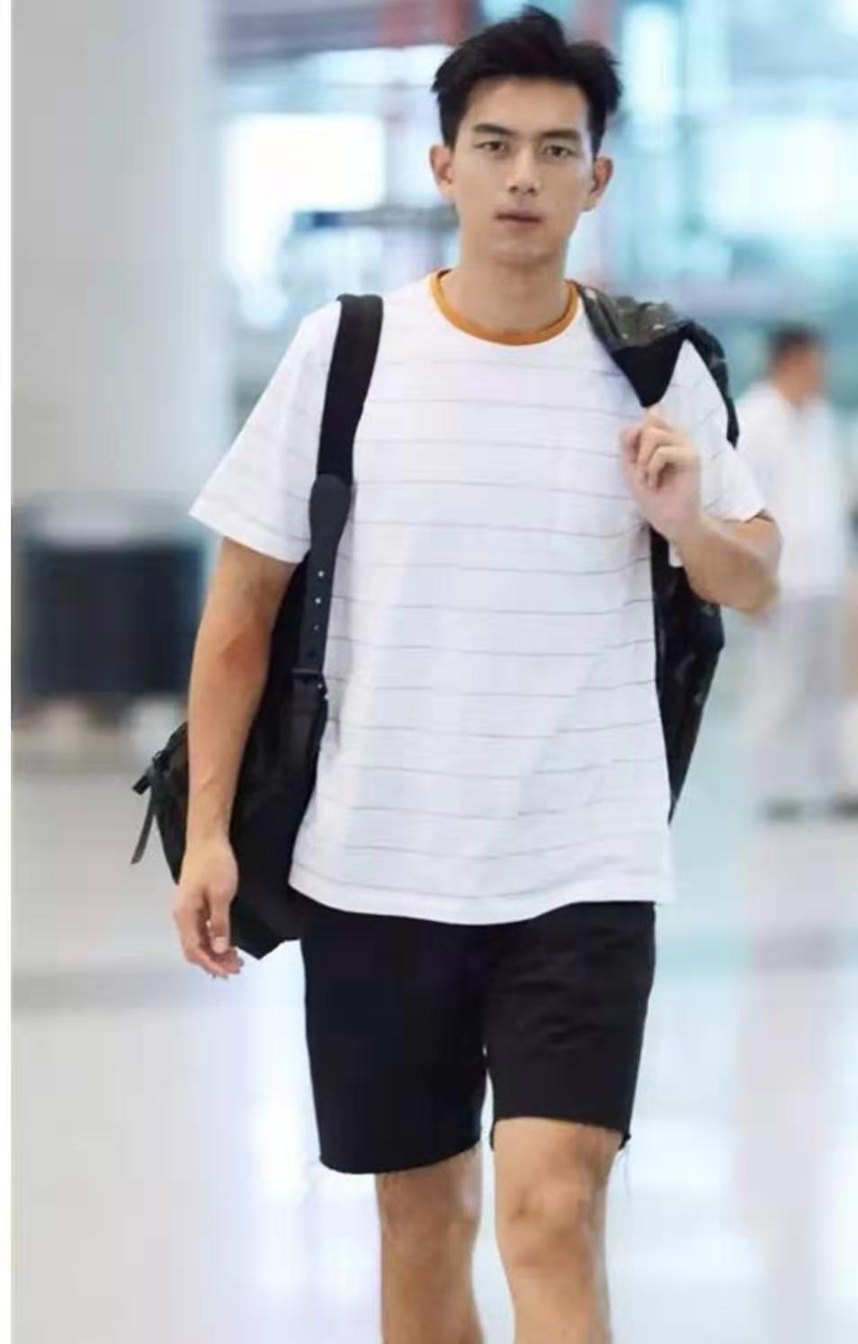 李现白色t配绿色短裤视频,李现的叠穿穿搭时尚又显得帅气