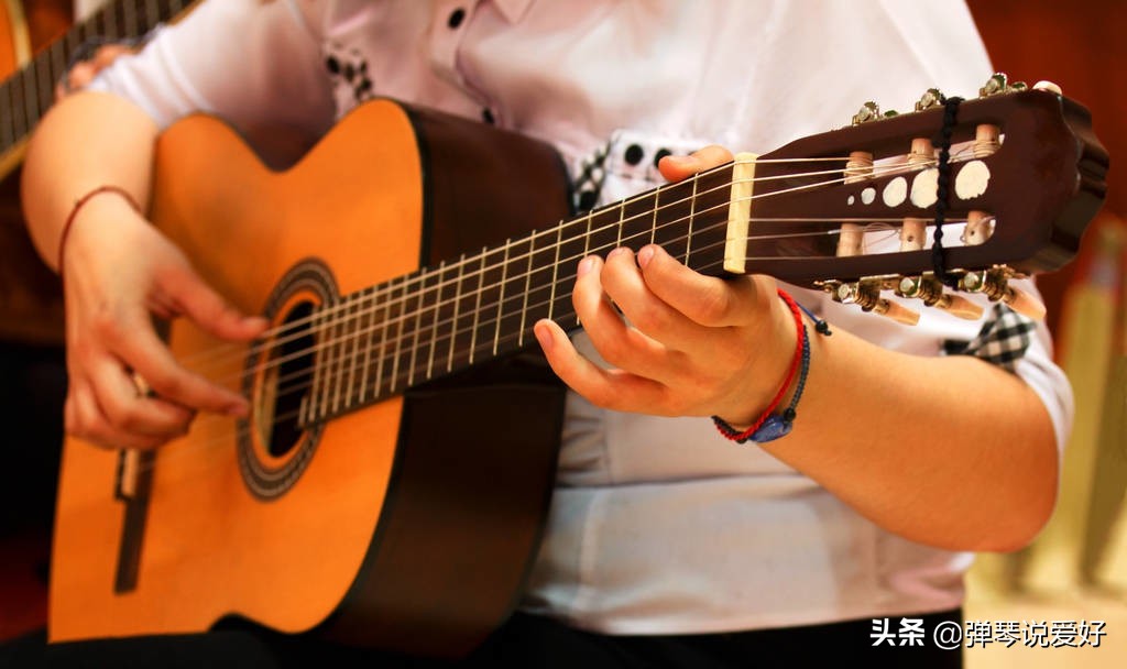 吉他简单弹唱零基础一荤一素,吉他弹唱要学会几个和弦
