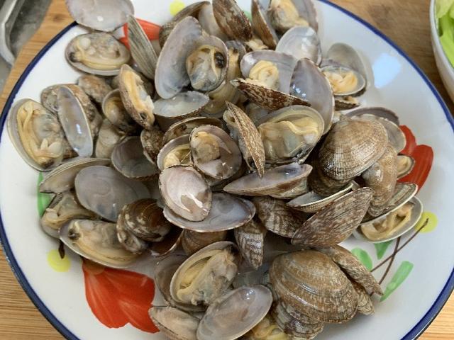 洗花蛤时别再用盐水泡了,花蛤温水去沙如何处理