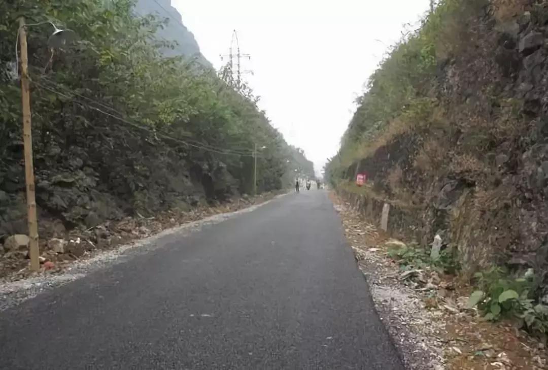 窄路会车哪个先让,窄路会车右边看什么点