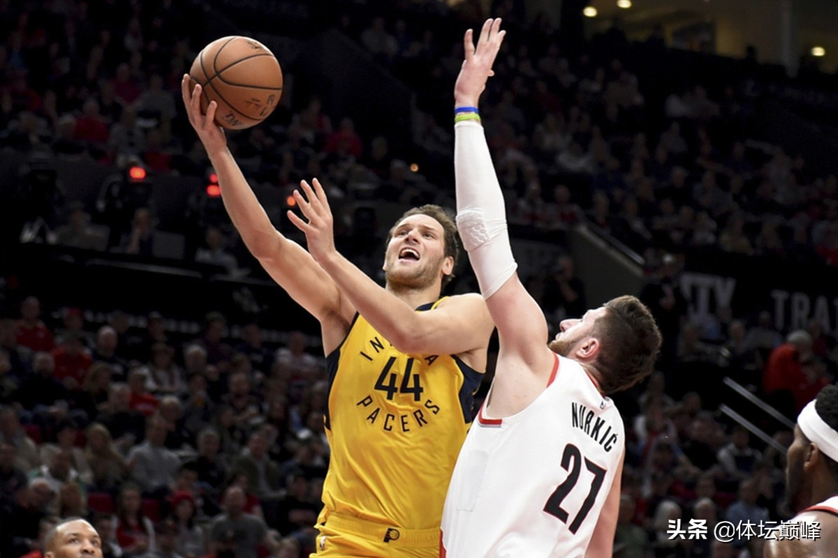 篮球场容不下你了？死球时间小萨试投，哈克莱斯倒挂金钩一脚踢飞